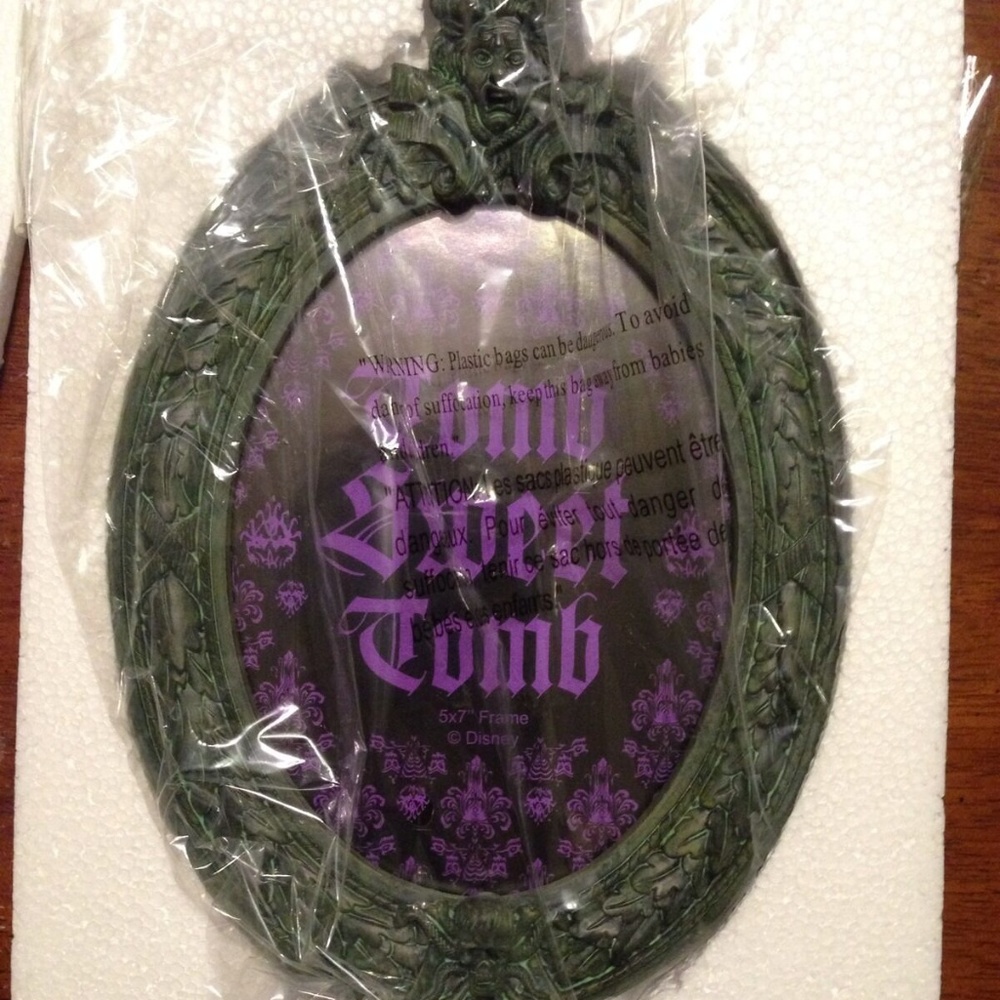 DISNEY HAUNTED MANSION GOTHIC PHOTO FRAME - Picture 3 of 5